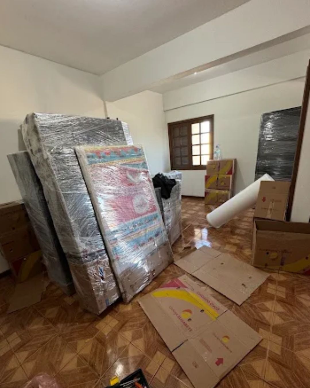 Móveis protegidos e caixas em um ambiente residencial
