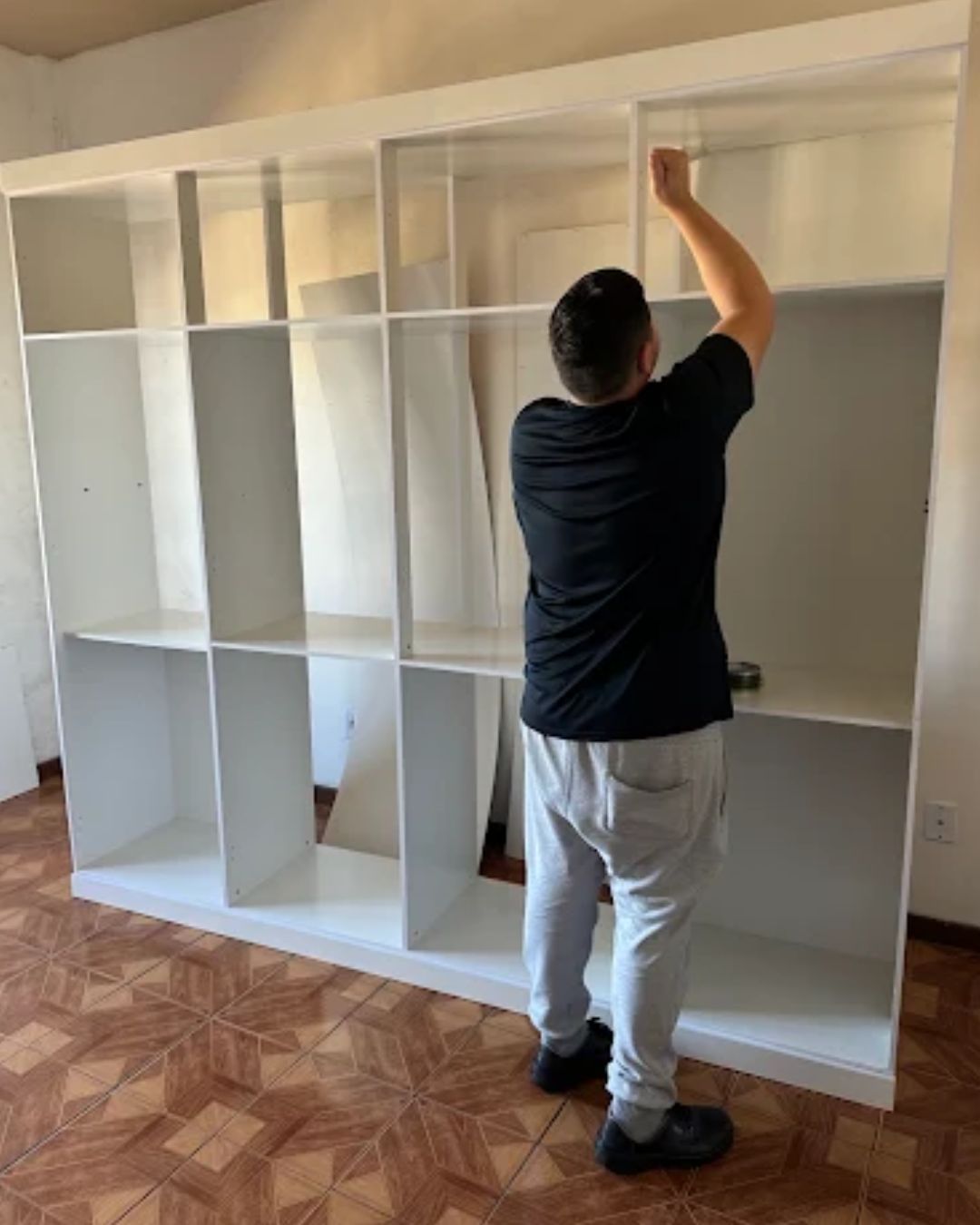 Profissional montando um armário