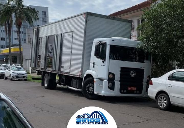 Caminhão da Sinos Mudanças e Transportes utilizado no transporte de mudanças