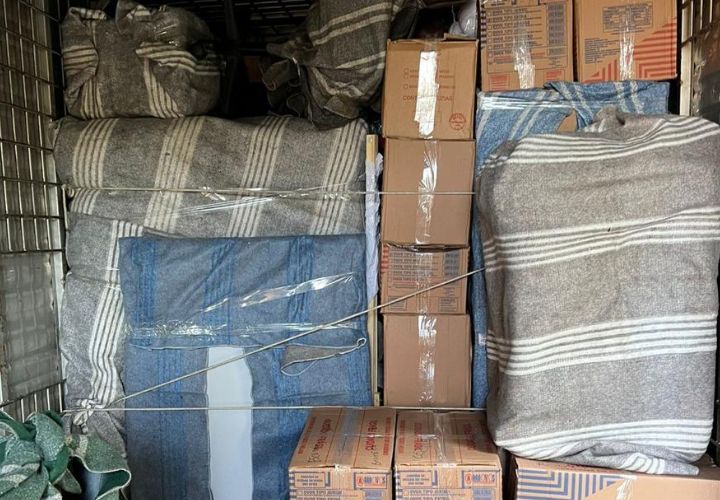 Móveis protegidos e caixas organizadas no compartimento de um caminhão de mudança