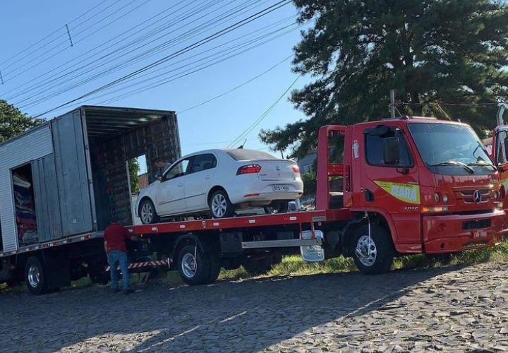 Automóvel sobre a plataforma de um caminhão para transporte de veículos